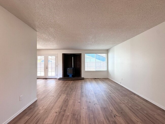 Building Photo - Newly Renovated Single-Family Home in Gresham! 3 Bed/1 Bath w/ Double Car Garage!