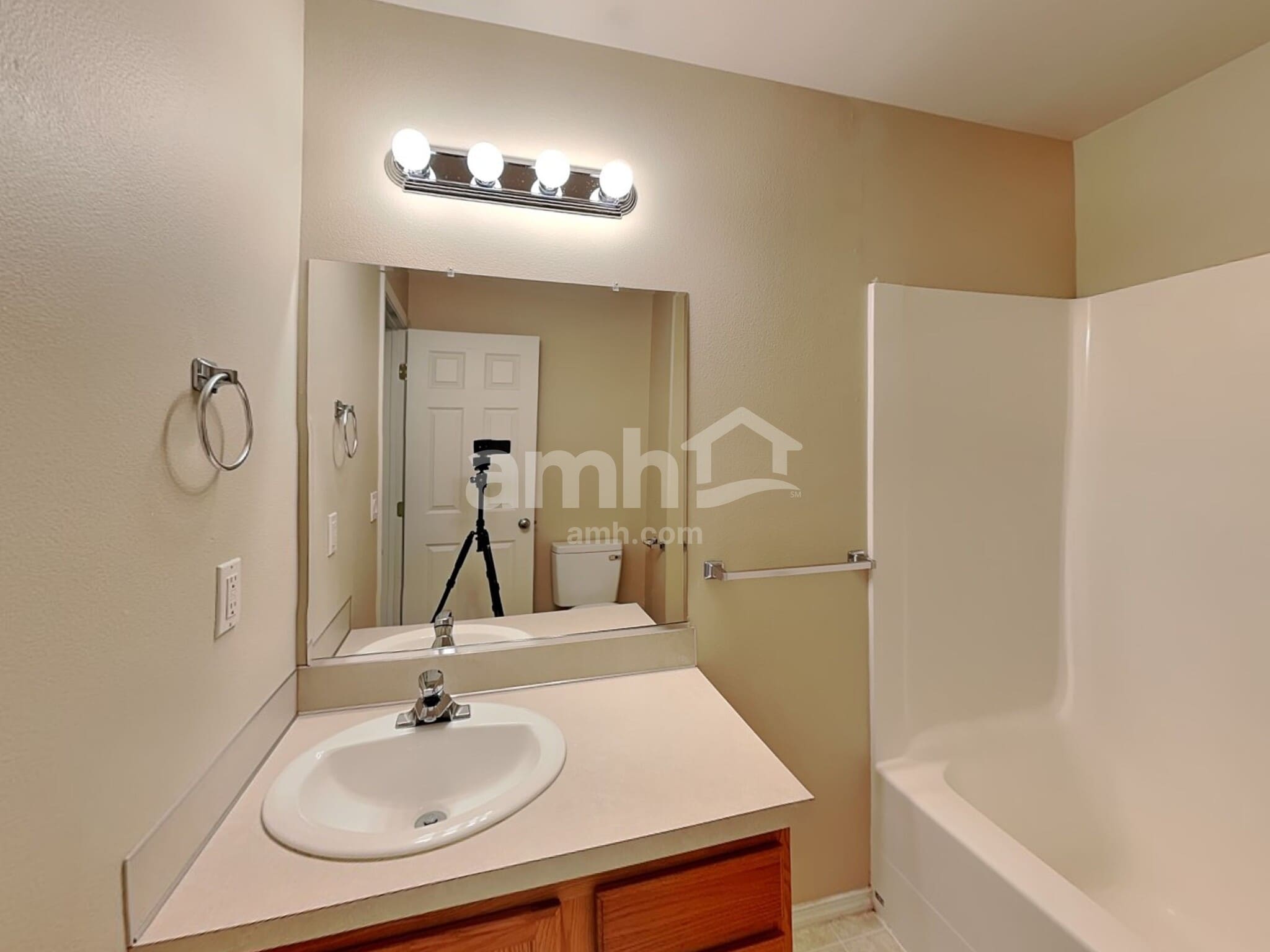 Building Photo - 2285 NW McGarey Dr