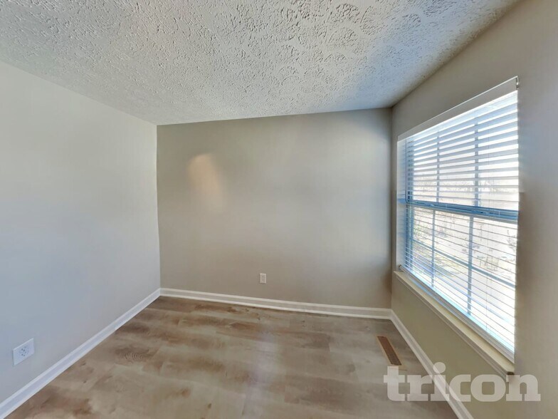 Building Photo - 2773 Riverbend Dr