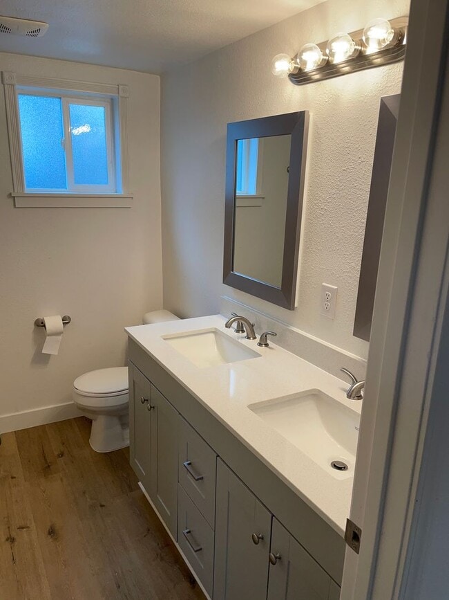 Building Photo - 2 Bed / 1 Bath House in Quiet West Salem Hills!!! $99 First Month's Rent!