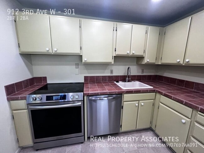 Building Photo - 912 3rd Ave W