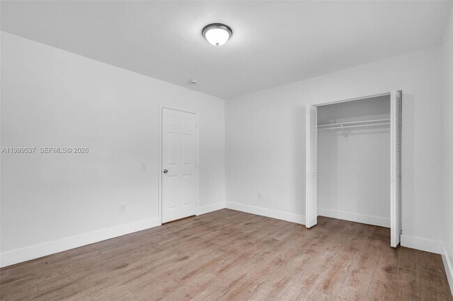 Building Photo - 5549 NE Miami Ct