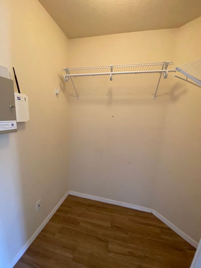 Building Photo - 3 bed 2.5 bath
