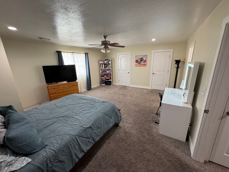 Building Photo - 822 N 1120 E