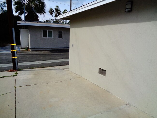Building Photo - 2 Bedroom 1 Bath Ground Floor Apartment fo...