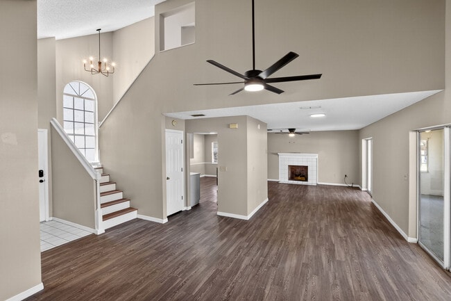 Building Photo - 802 Arietta Cir N