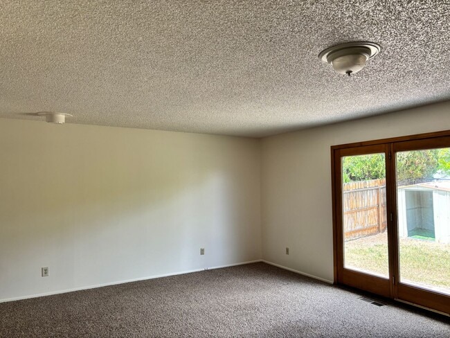 Building Photo - AVAILABLE IMMEDIATELY - LARGE 3 BED/2 BATH...