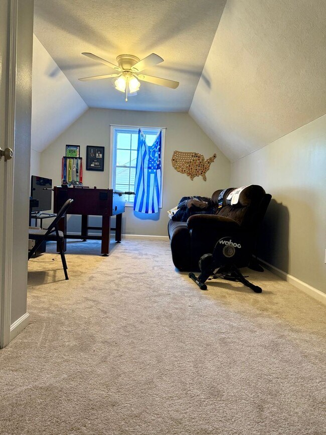 Building Photo - Beautiful Home on West side Available Janu...