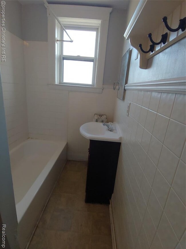 Building Photo - 1535 W Canfield St