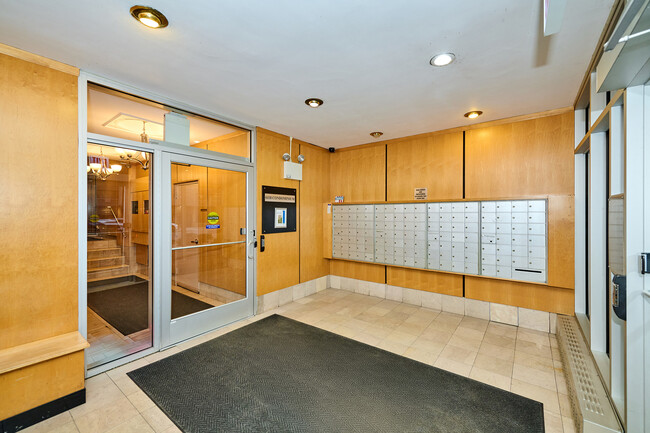 Building Photo - 6118 N Sheridan Rd