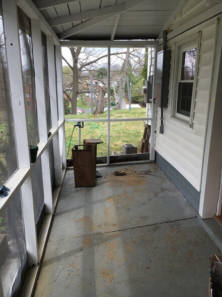 Building Photo - 928 Rockway St