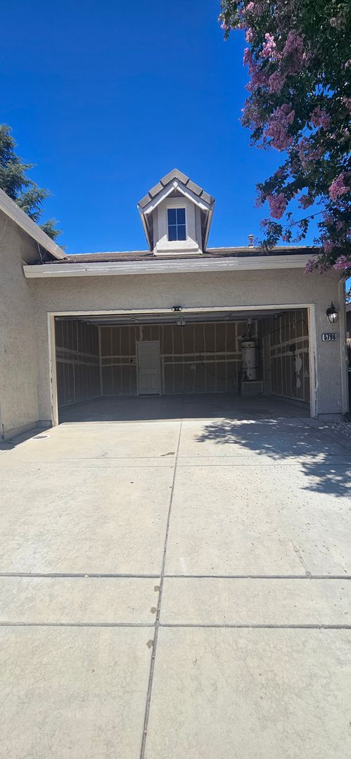 Building Photo - 5796 Bridgecross Dr