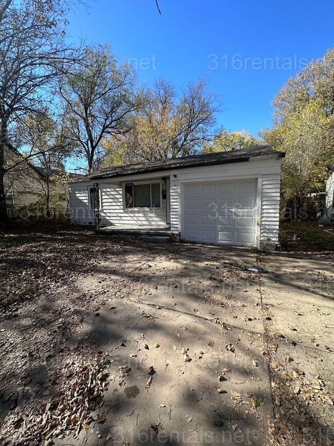 Building Photo - $1045 - 3 bed 1 bath - Single Family Home