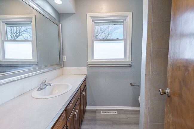 Building Photo - 3 Bed 2.5 Bath Springfield, MO