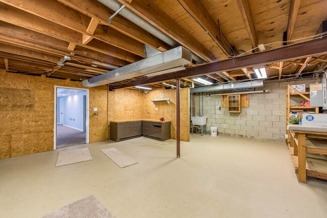 Building Photo - 8929 42 Ct