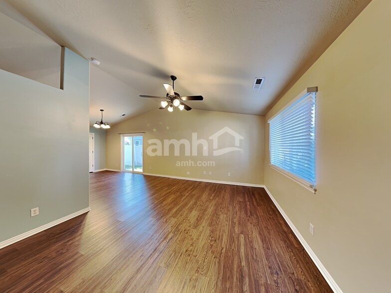 Building Photo - 260 N 360 W