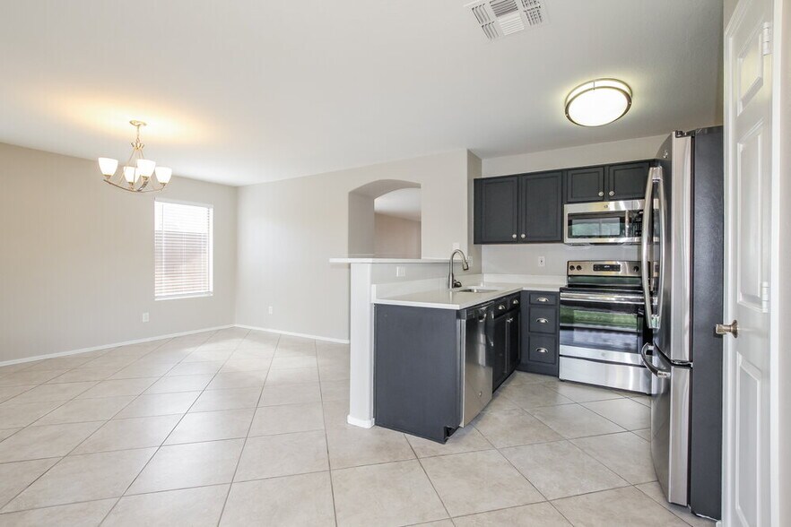 Building Photo - 9561 N 85th Dr