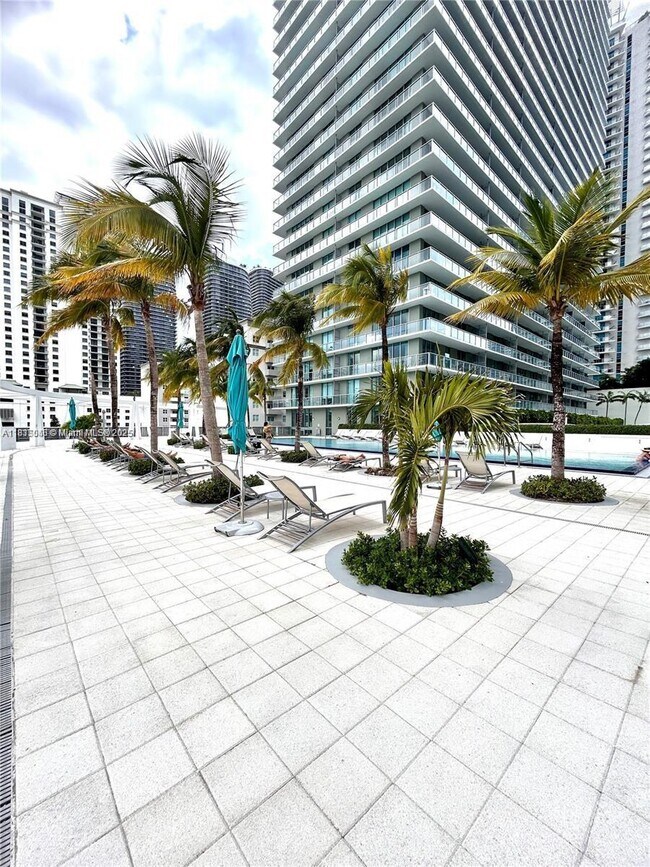 Building Photo - 1111 SW 1st Ave