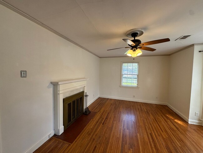 Building Photo - 2530 Girard St
