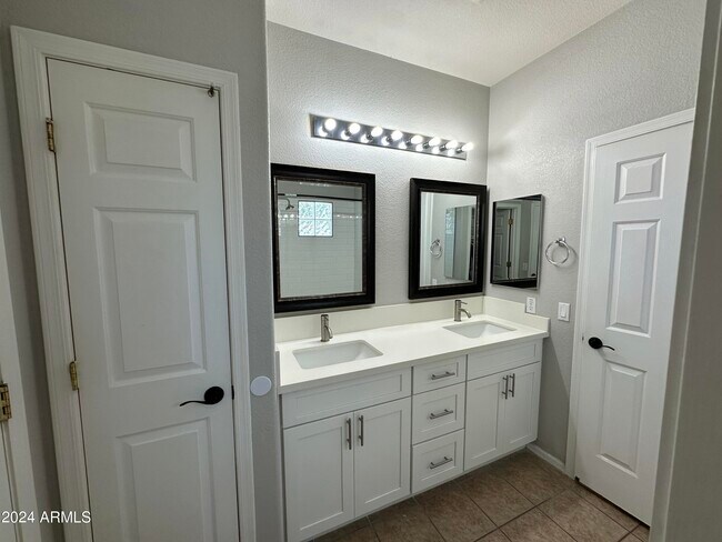 Building Photo - 885 E Cherry Hills Dr