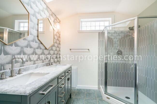 Building Photo - Amazing upscale John's Landing home.