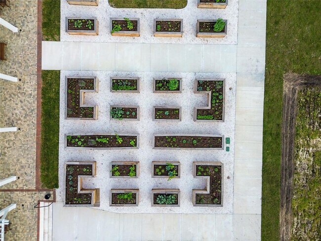 Building Photo - 10437 Farm Hl Ave