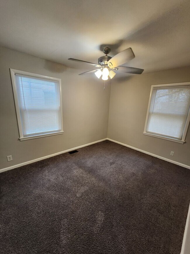 Building Photo - Freshly painted 2 bedroom 1 bath with a detached garage!