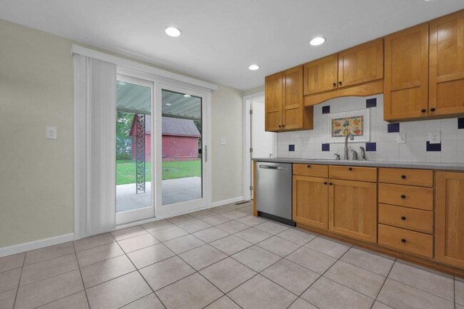 Building Photo - 470 Amesbury Dr