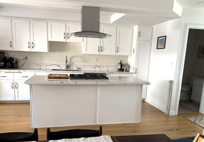 Building Photo - Furnished Multi-Level Townhome in South Redondo Beach – Available for 6–12 Months