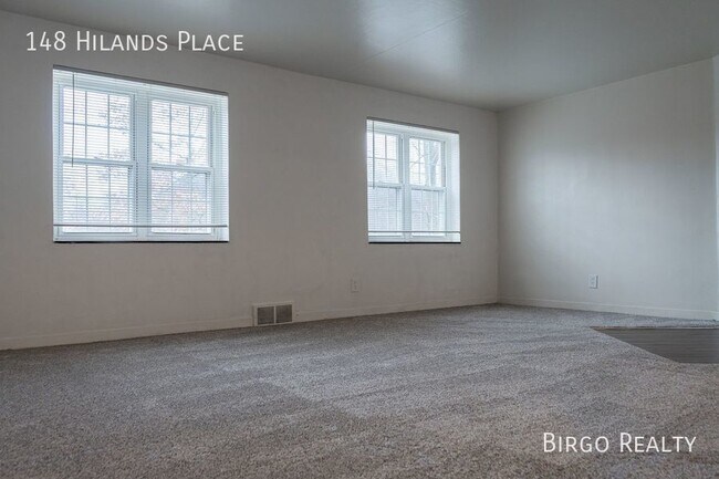 Building Photo - Move in special! First month free rent!