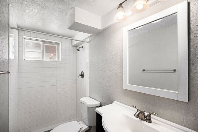 Building Photo - Spacious 4BR with bonus space and a 2 car garage in the heart of Sunnyside!