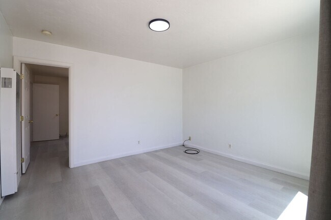 Building Photo - 116 S Halcyon Rd