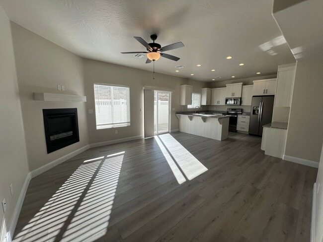 Building Photo - Move-In Bonus - 3 Bed - 2.5 Bath, Large To...