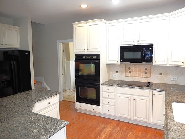 Building Photo - 10612 River Forest Dr