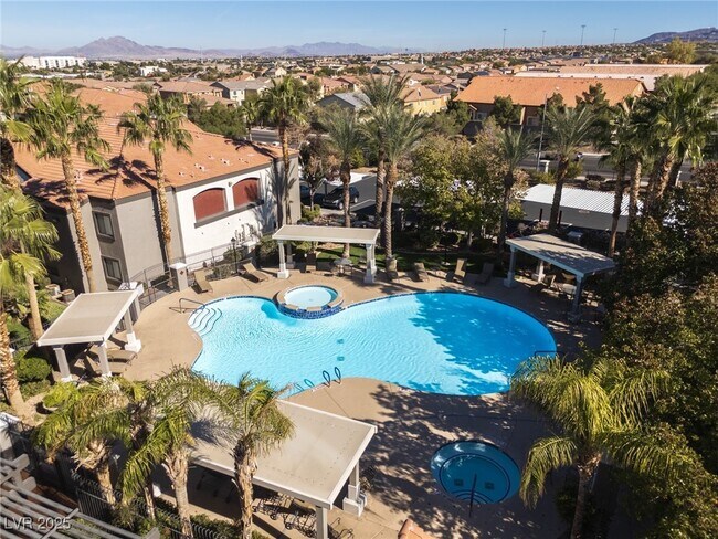 Building Photo - 950 Seven Hills Dr