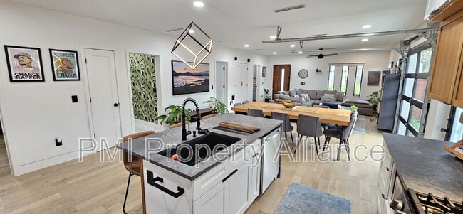 Building Photo - 2319 Drake Dr