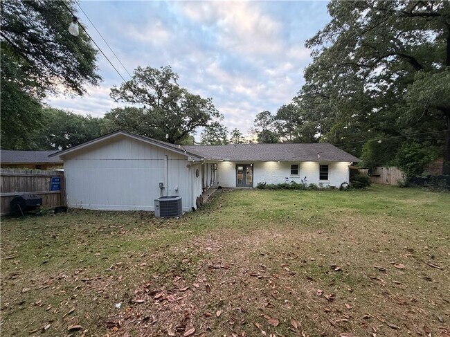 Building Photo - 5858 Shadesview Dr