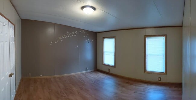 Building Photo - Great 3 Bedroom 2 Bath Home in quiet resid...