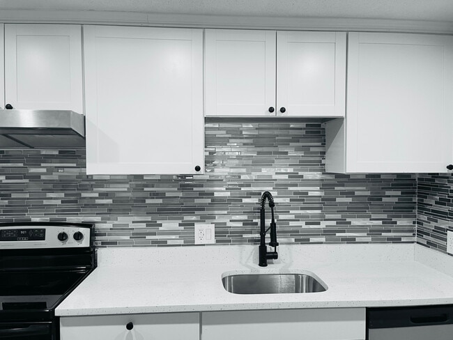 Primary Photo - 4 Hallmark Gdns