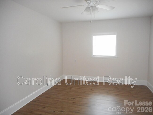 Building Photo - 7556 Thorncliff Dr