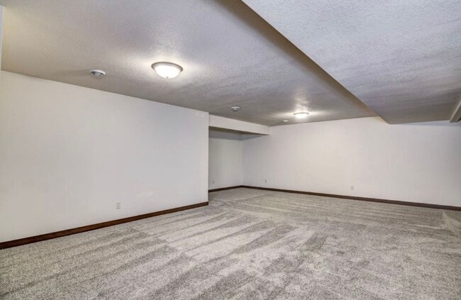 Building Photo - 971 Daisy Ln