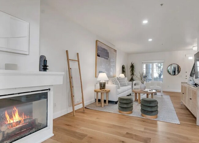 Building Photo - 851 N San Vicente Blvd