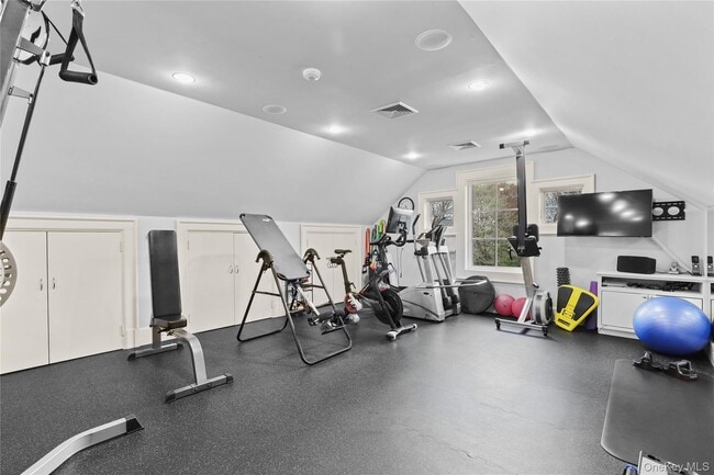 Building Photo - 10 Upland Rd N