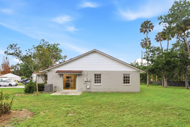 Building Photo - Stunning Remodeled 3BR Duplex in Oviedo with Modern Upgrades