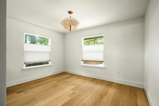 Building Photo - 5702 N Hampton Dr