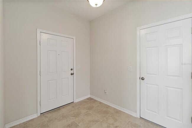 Building Photo - 1651 Chatsworth Cir