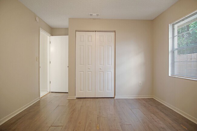 Building Photo - Private 2BR/1BA Duplex with Florida Room