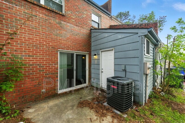 Building Photo - 731 Stanwix Square