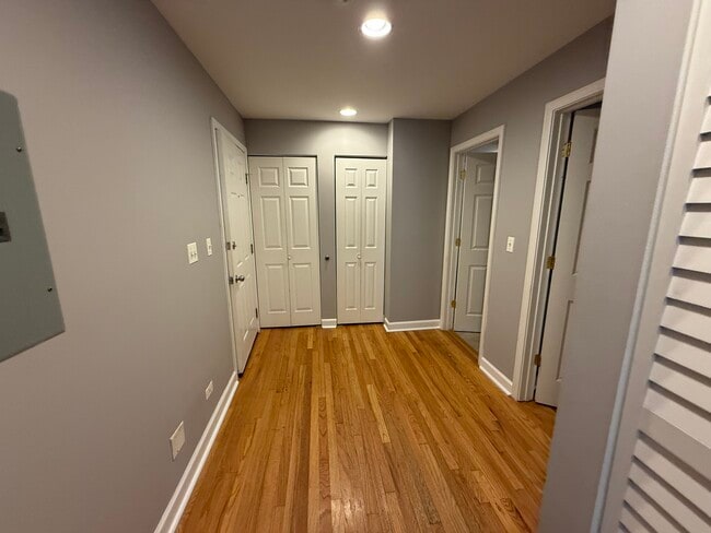 Building Photo - 6954 N Greenview Ave