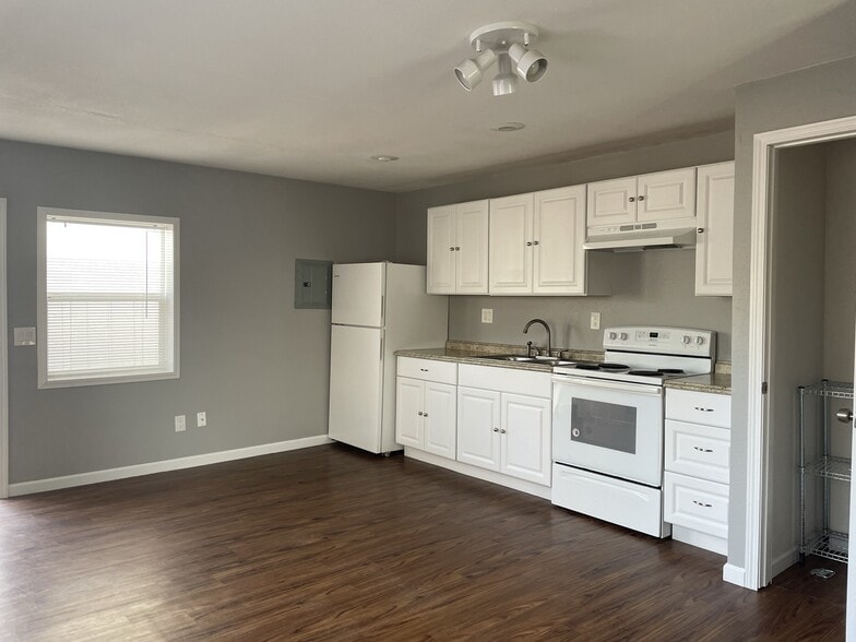 Building Photo - 3226 SE Rockwood St